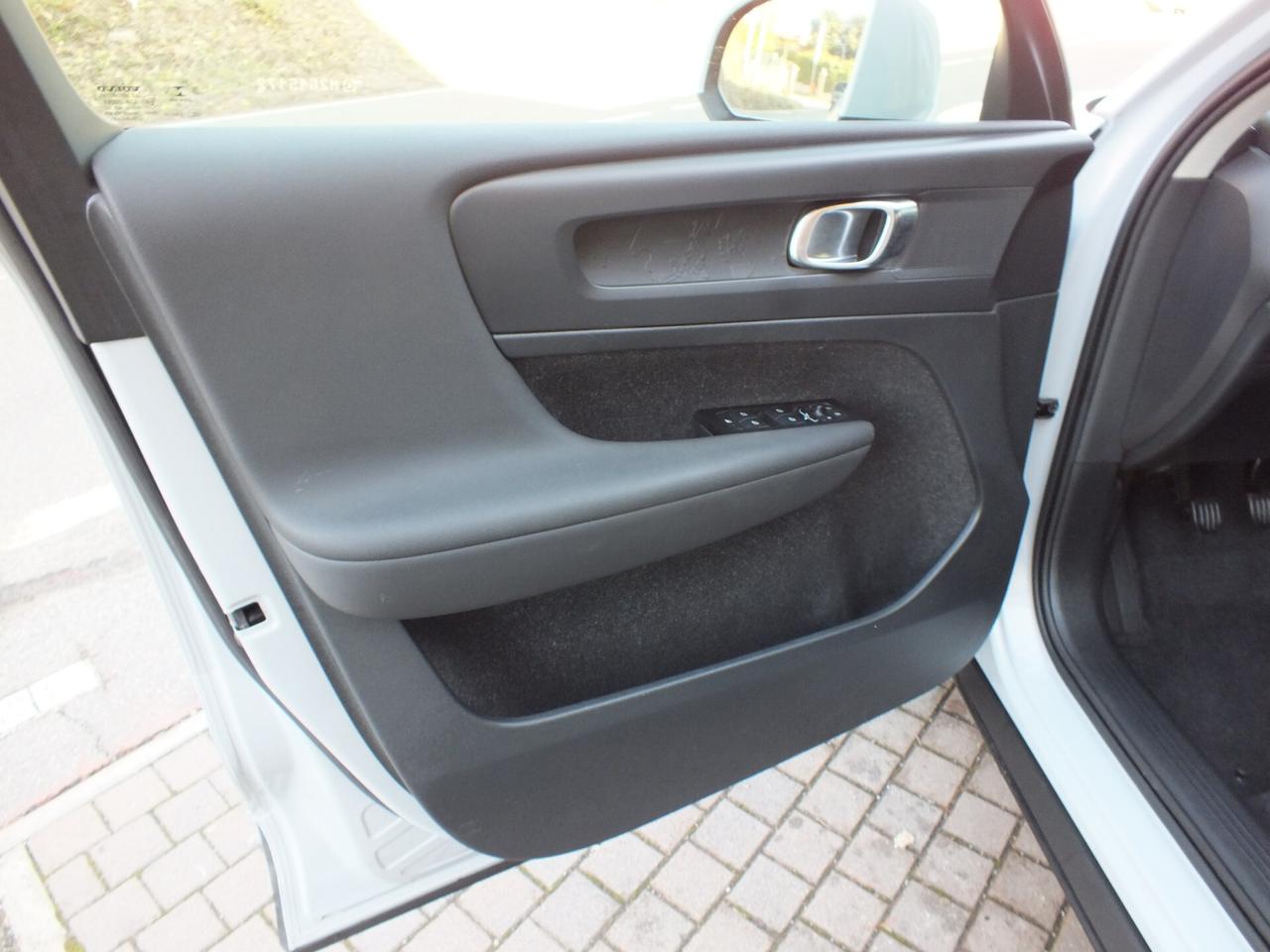 VOLVO XC40 T2 CORE 32.000 KM!