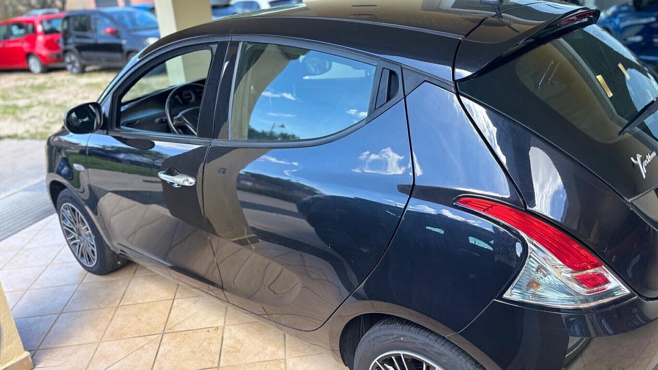 Lancia Ypsilon 1.0 FireFly 5 porte S&S Hybrid Gold