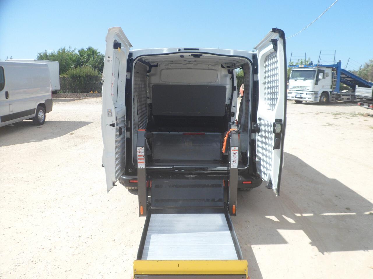 Renault Trafic furgone con pedana
