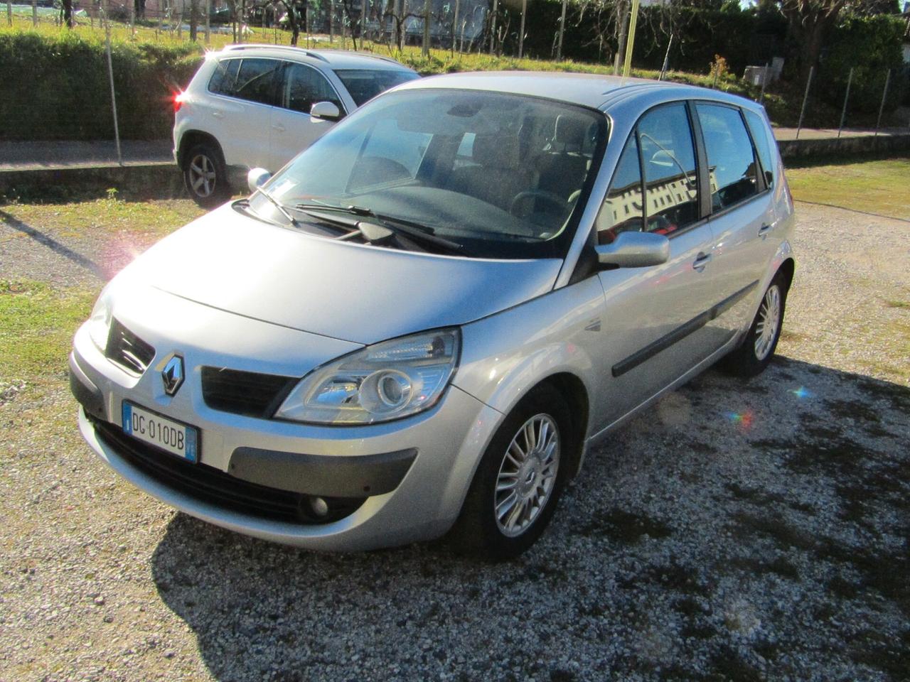 Renault Scénic BZ tagliandata e gommata