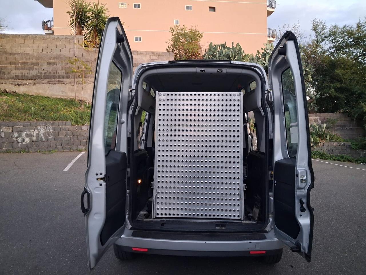 Fiat Doblo Con rampa manuale trasporto disabili in carrozzina