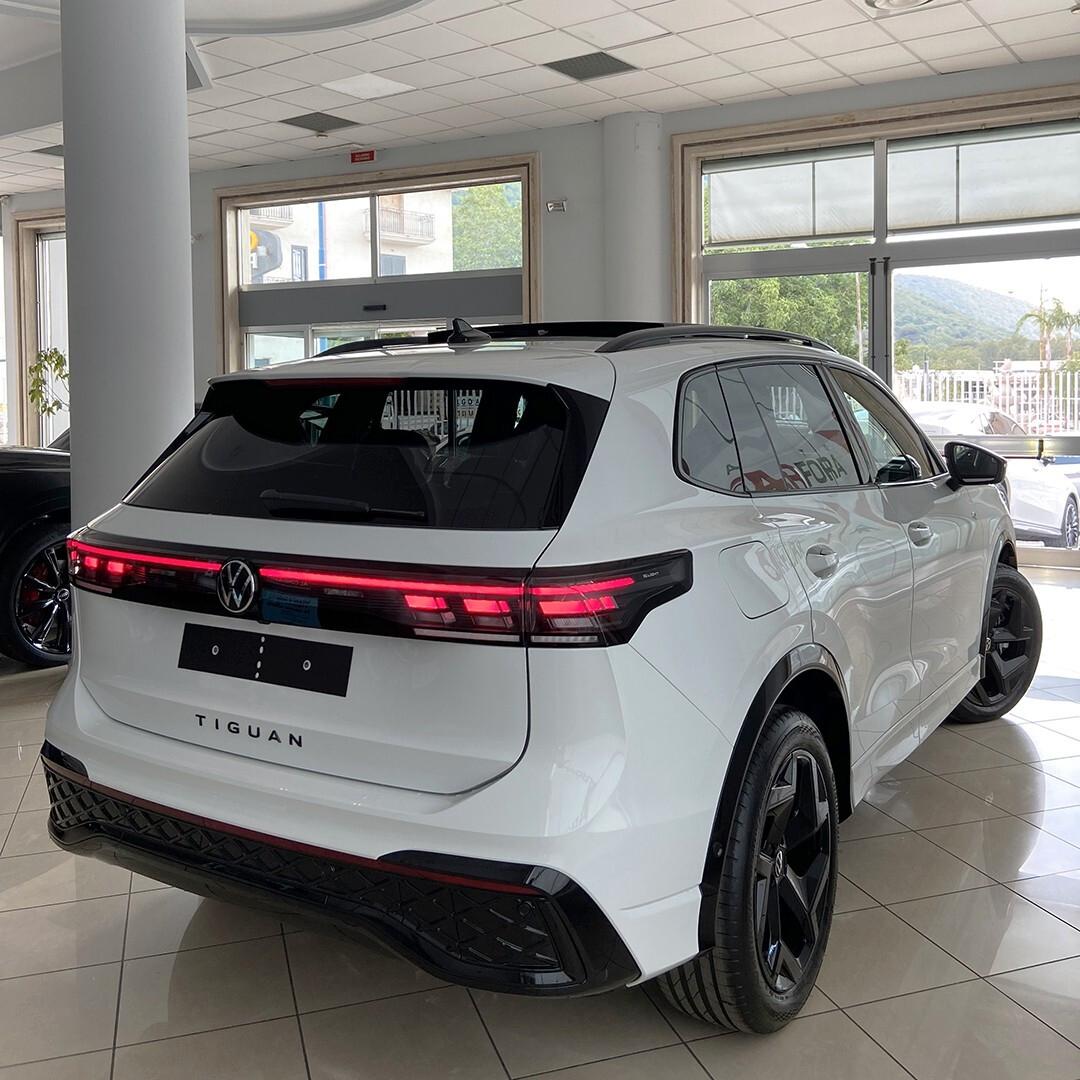 Volkswagen Tiguan 2.0 150cv DSG R-Line black pack |tetto+matrix+r19"|