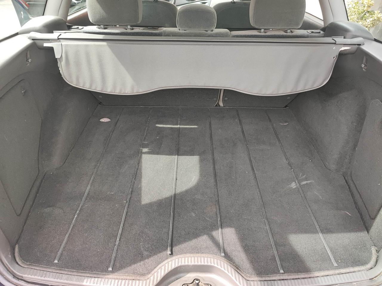 Ford Focus 1.8 Ghia uni-pro