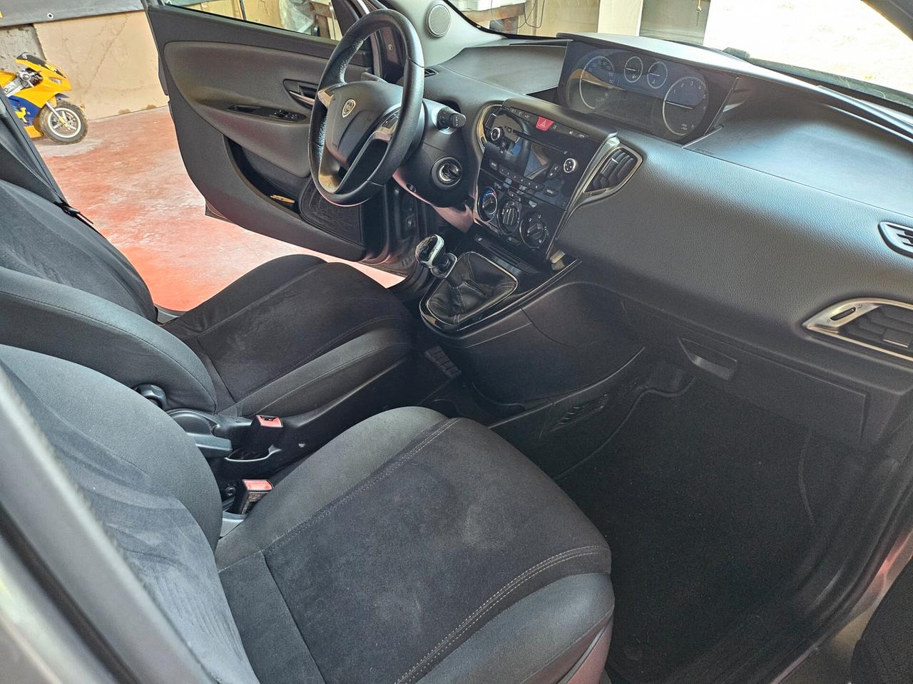 Lancia Ypsilon 1.2 69 CV 5 porte Gold