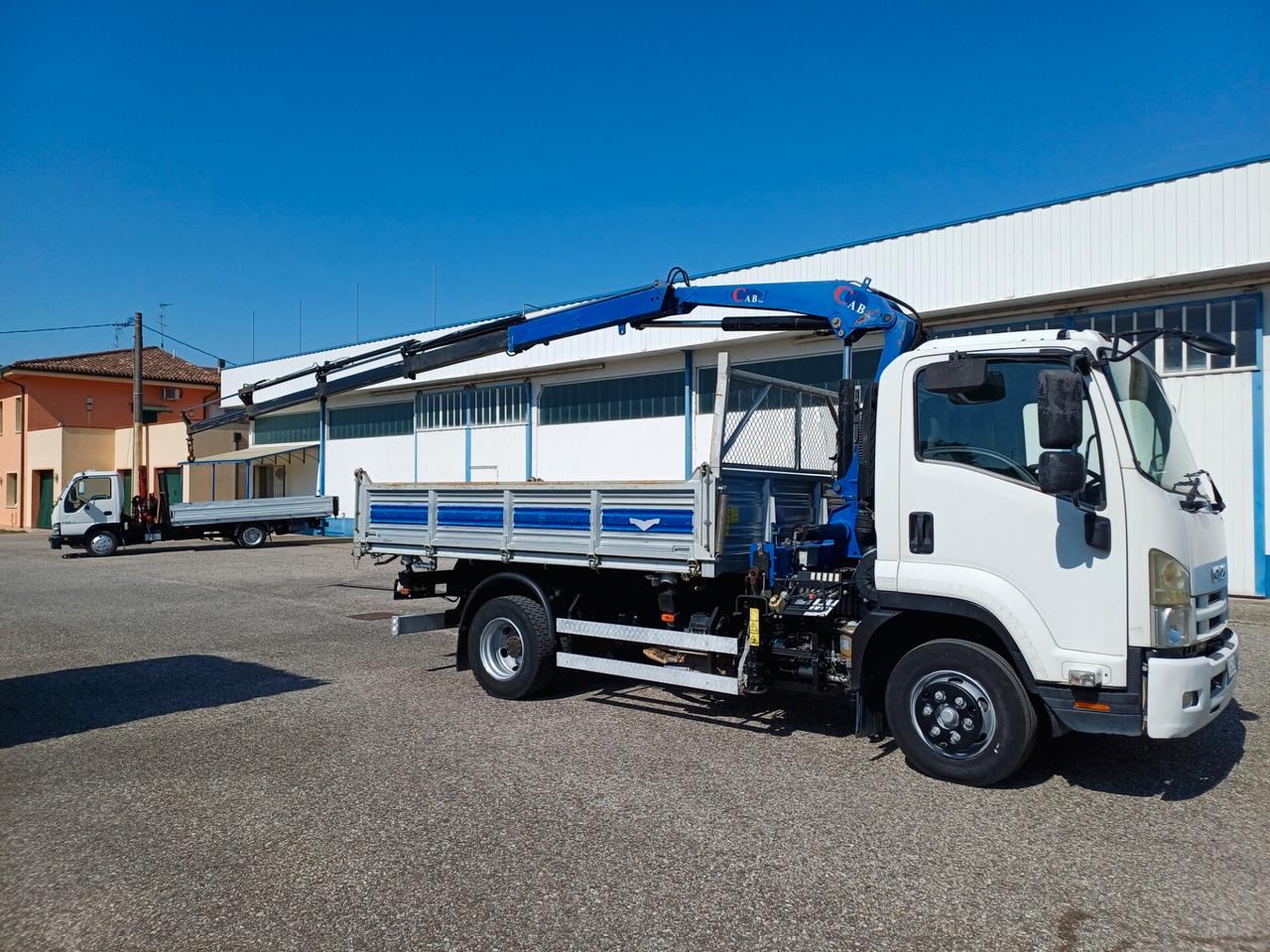 ISUZU 110 CON GRU PM 8024 E CASSONE RIBALTABILE