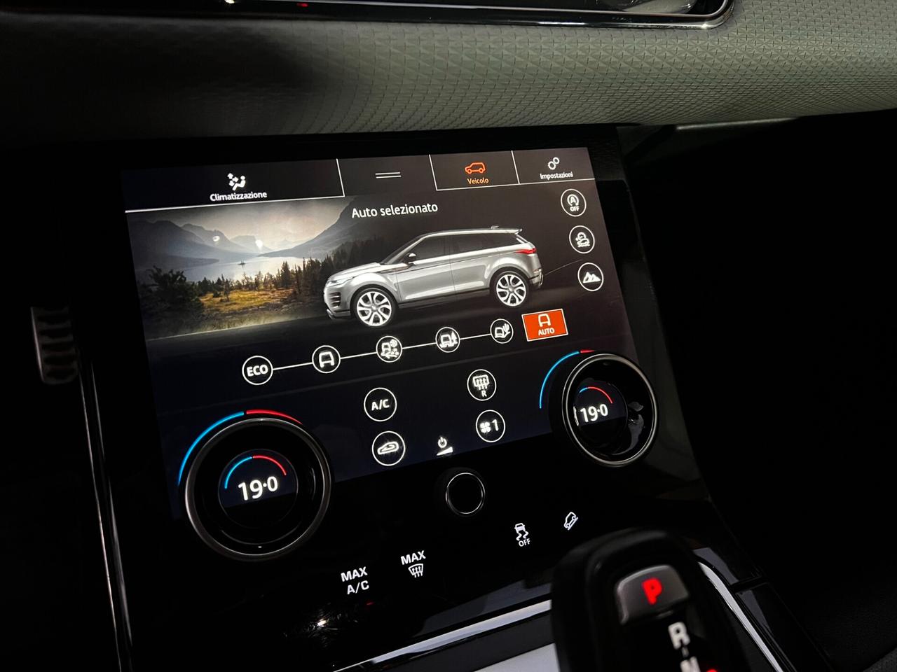 Land Rover Range Evoque 2.0D 150-R-Dynamic-2019-FULL