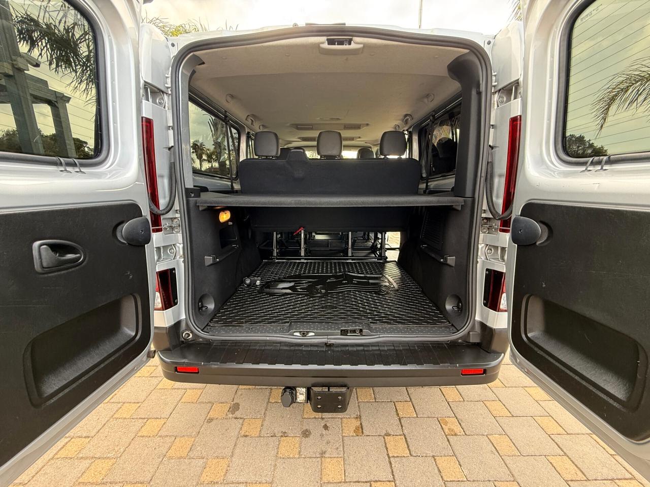 Renault Trafic 2.0dCi 120CV 9 Posti l2h1 Lungo 2 Porte Posteriori Fari Full Led