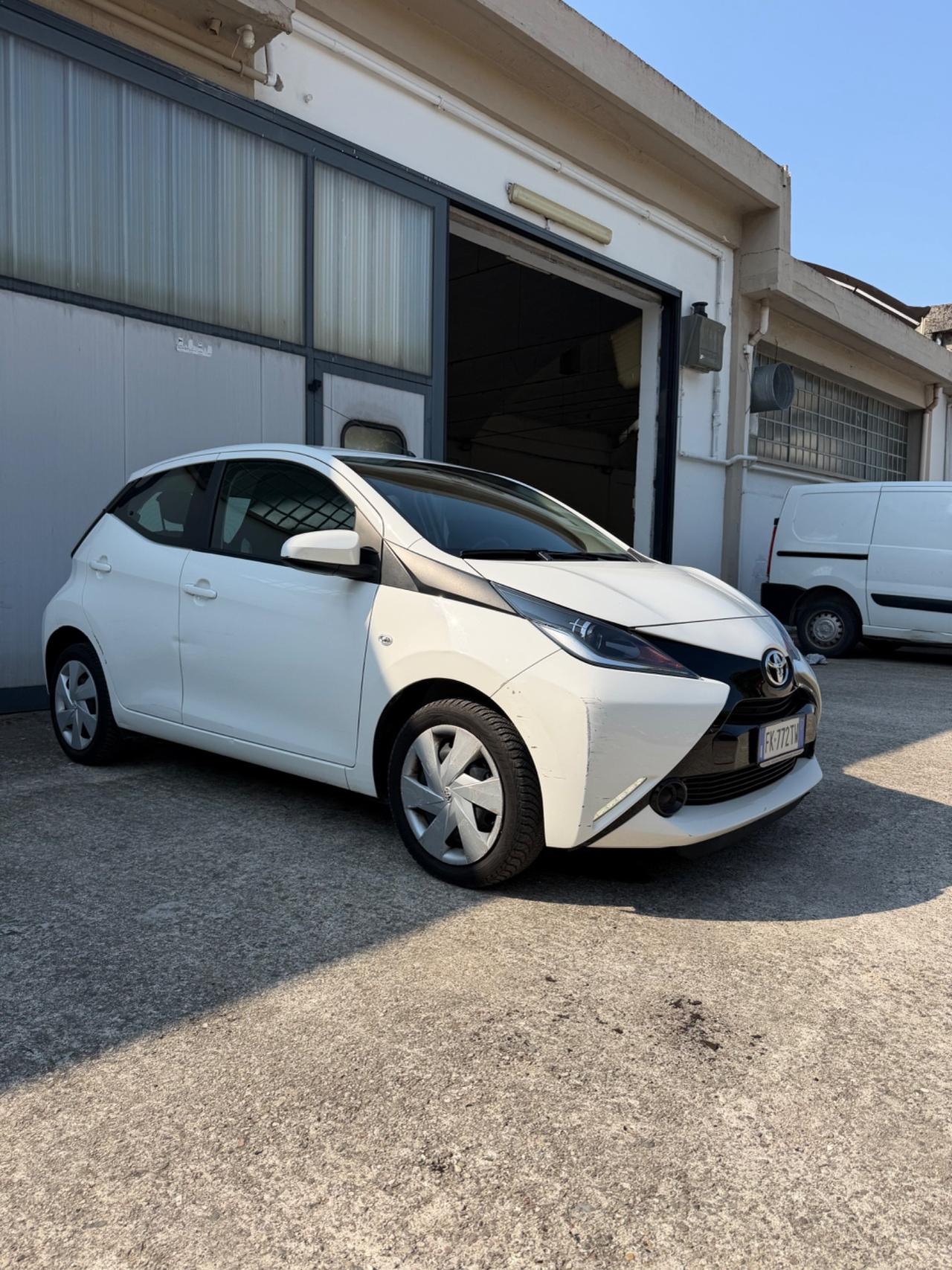 Toyota Aygo 1.0 VVT-i 69 CV 5 porte x-black TSS