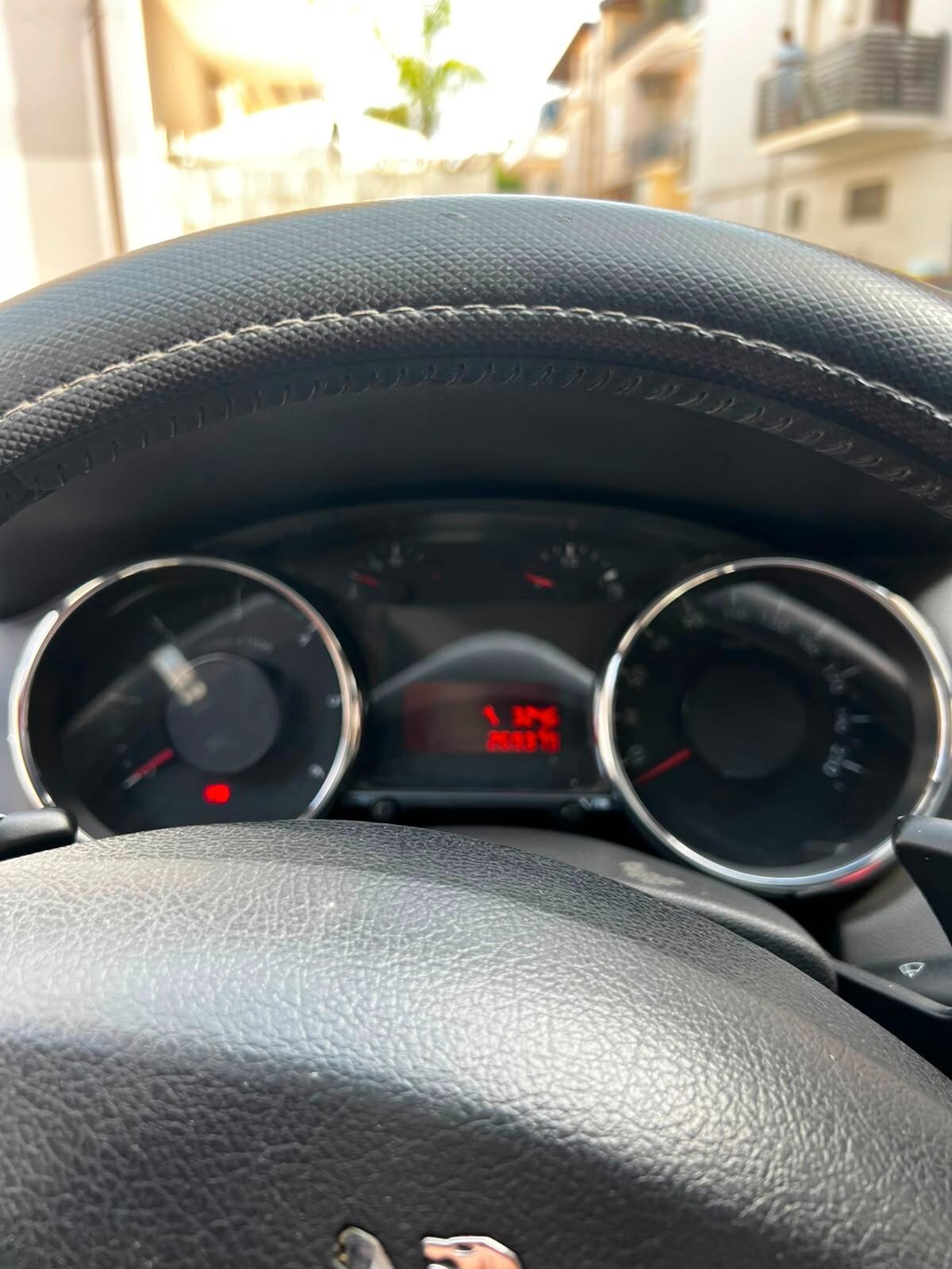 Peugeot 5008 1.6 e-HDi 112CV Stop&Start cambio robotizzato Tecno