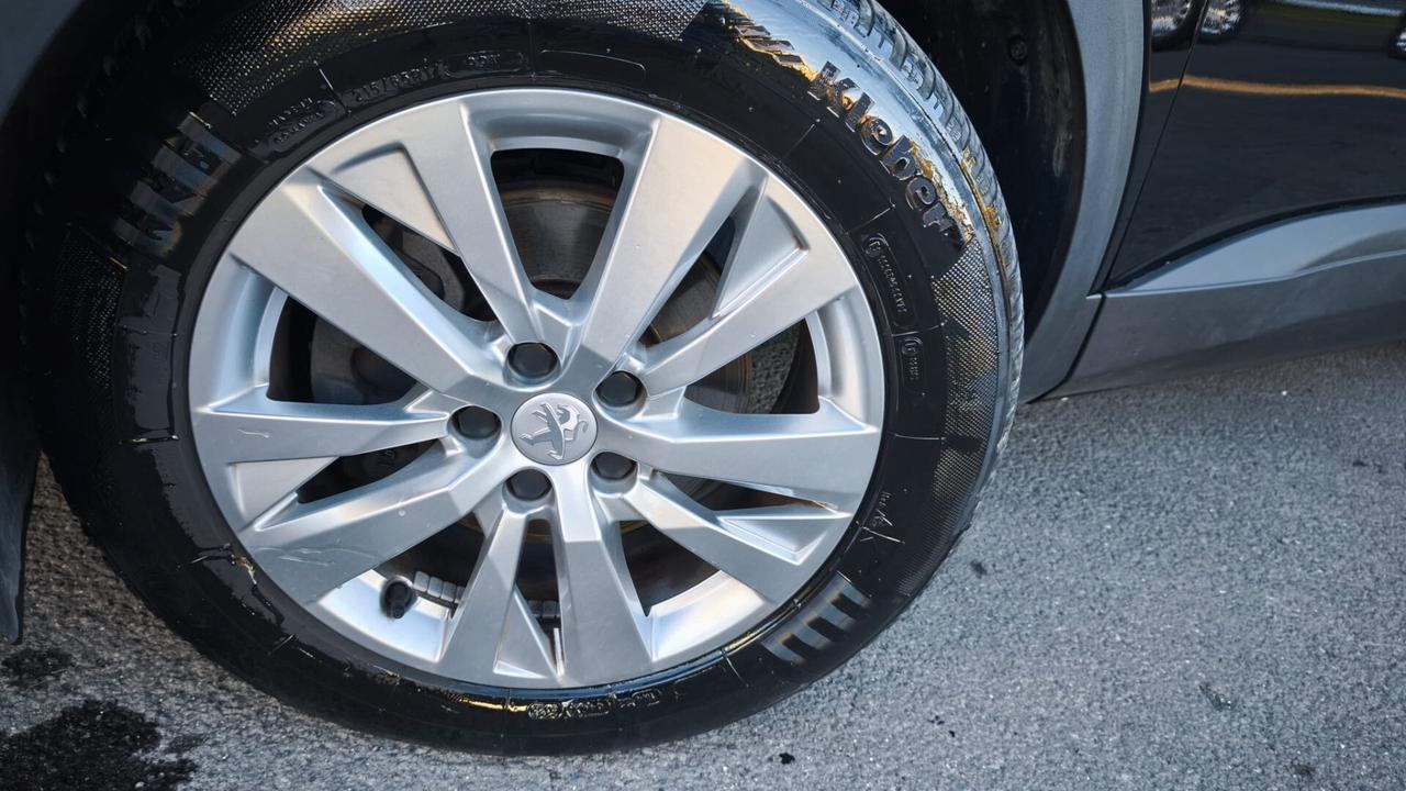 Peugeot 3008 BlueHDi 130 S&S EAT8 Active Pack