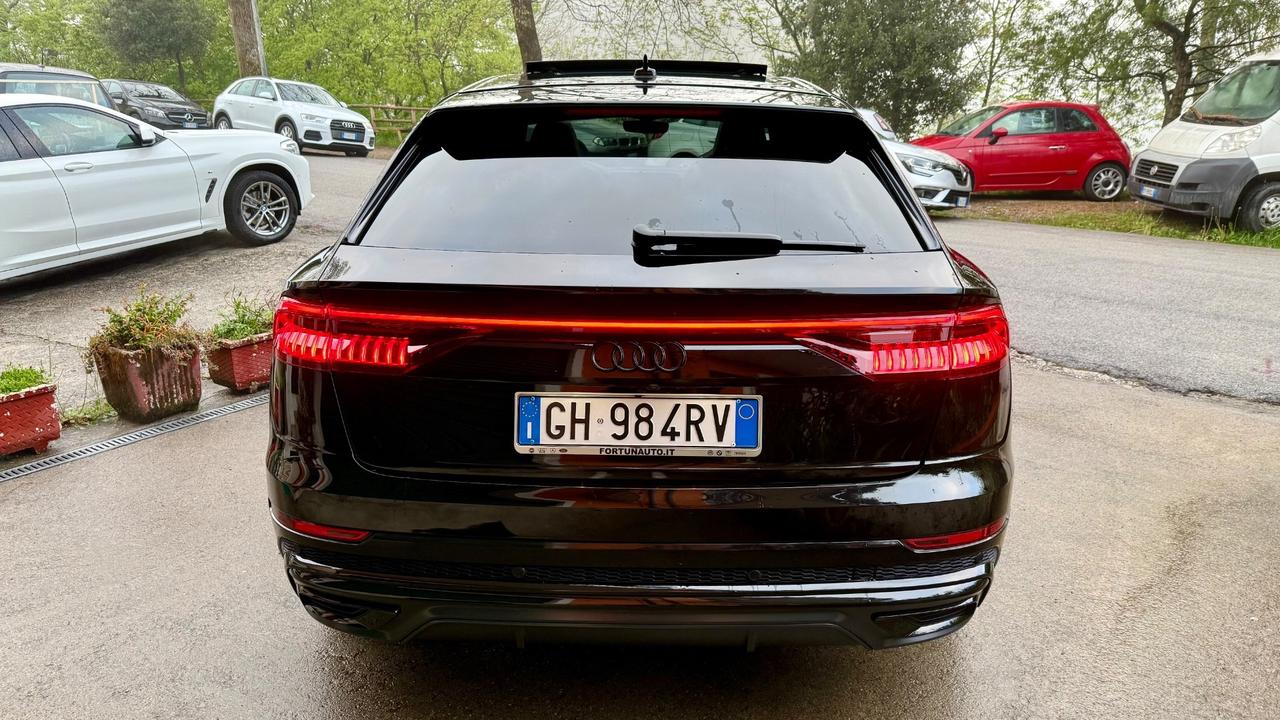 Audi Q8 50 TDI 286 CV quattro Tetto Matrix interno RS