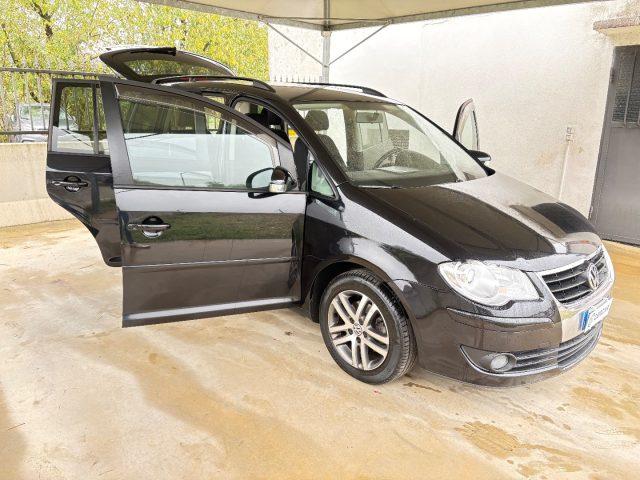 VOLKSWAGEN Touran 1.6 BENZINA FARI FENDI CERCHI IN LEGA OK NEOP