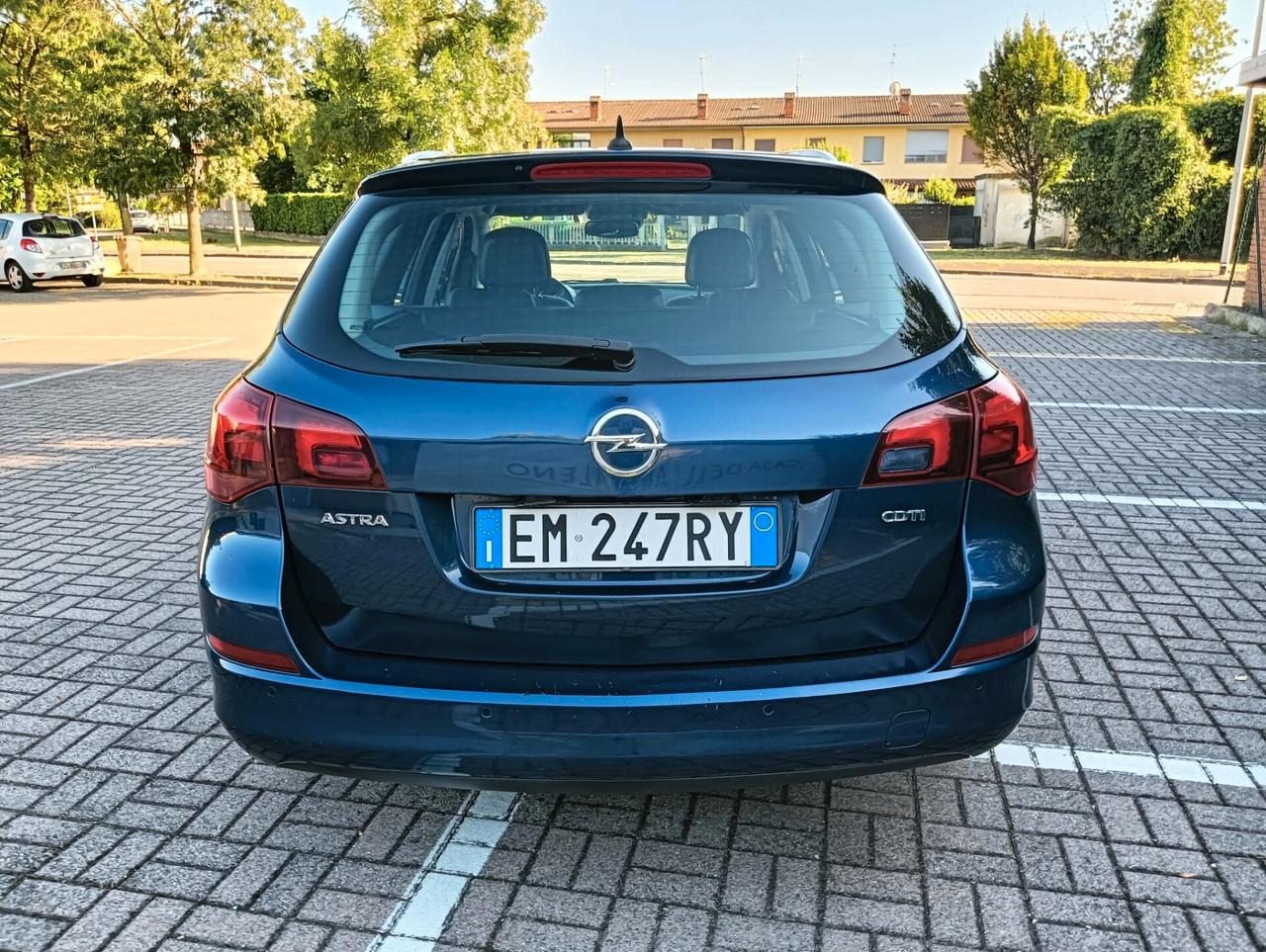 OPEL ASTRA..ANNO 2012....NEOPATENTATIIL..SENSORI DI PARCHEGGIO POSTERIORI ANTERIORE..NAVIGATORE. CRUYS CONTROL. CELL 320 147 1147 WUATSAPP. CELL 3276540940..PREZZO 530O€ TRATABILLE 0