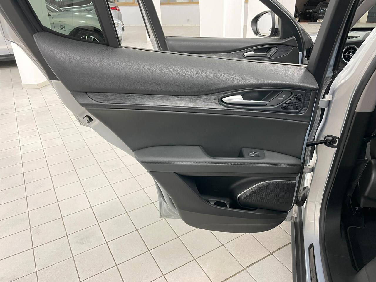 Alfa Romeo Stelvio 2.2 TD 160 CV SPORT-TECH CERCHI 19" VETRI SCURI