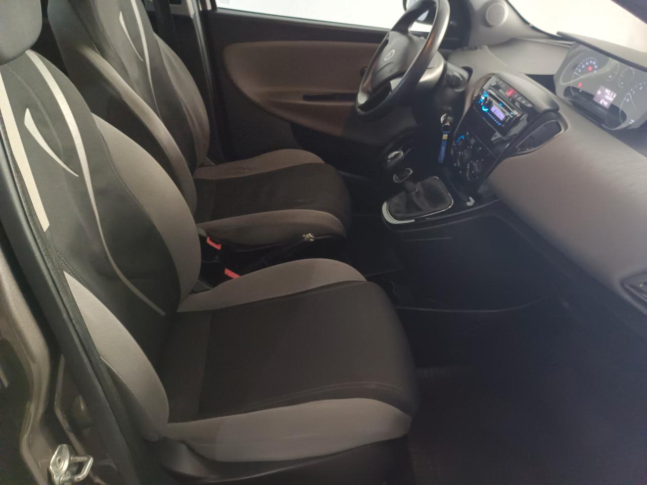 Lancia Ypsilon 1.2 69 CV Unyca