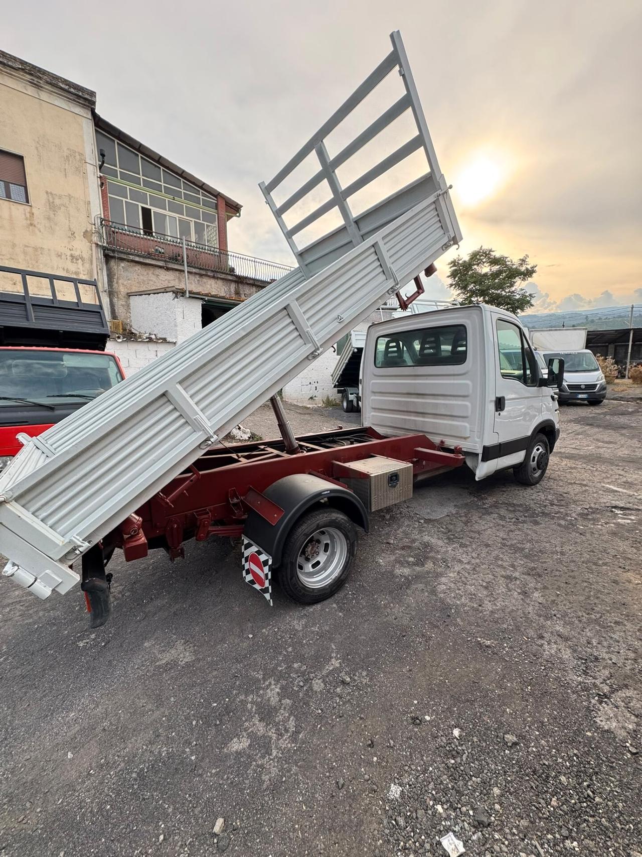 IVECO DAILY 35C13 RIBALTABILE TRELATERALE