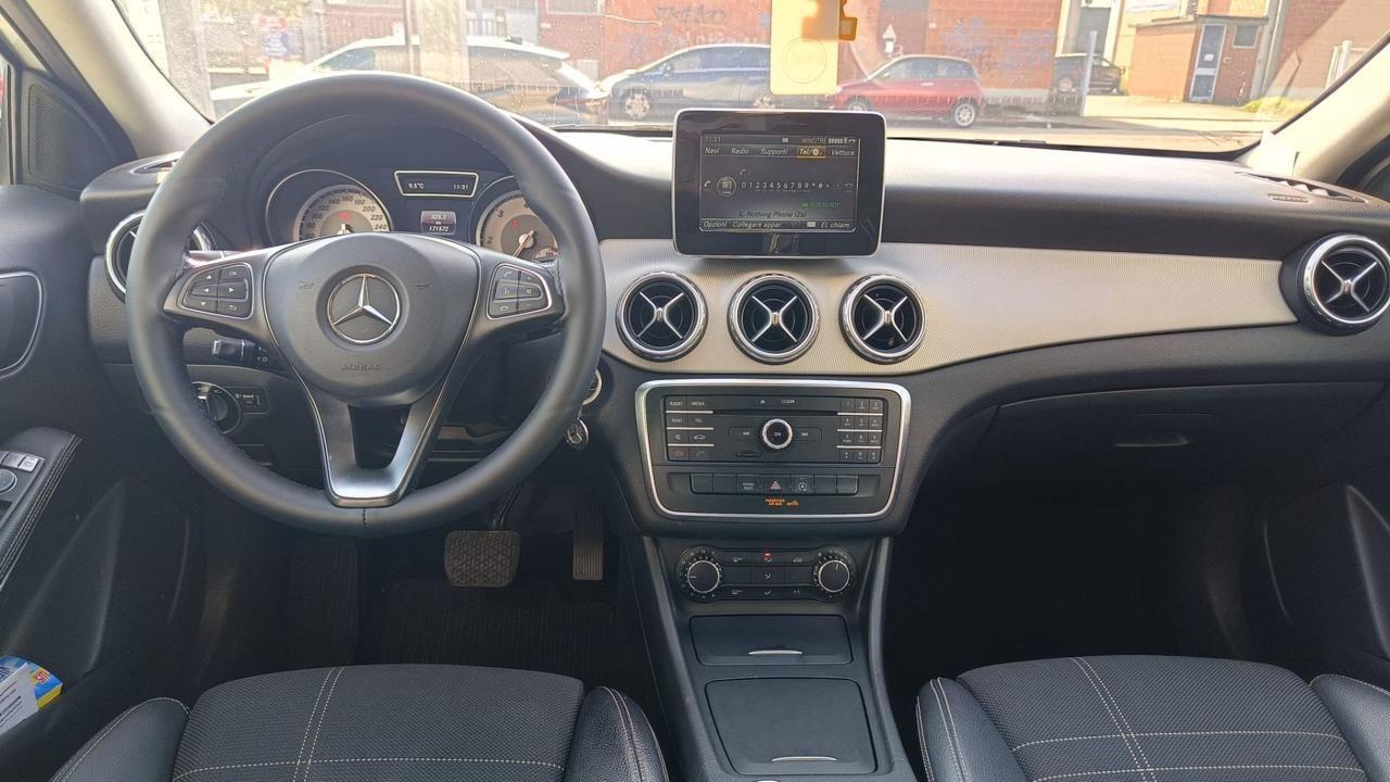 MERCEDES-BENZ GLA 200 d Automatic Business