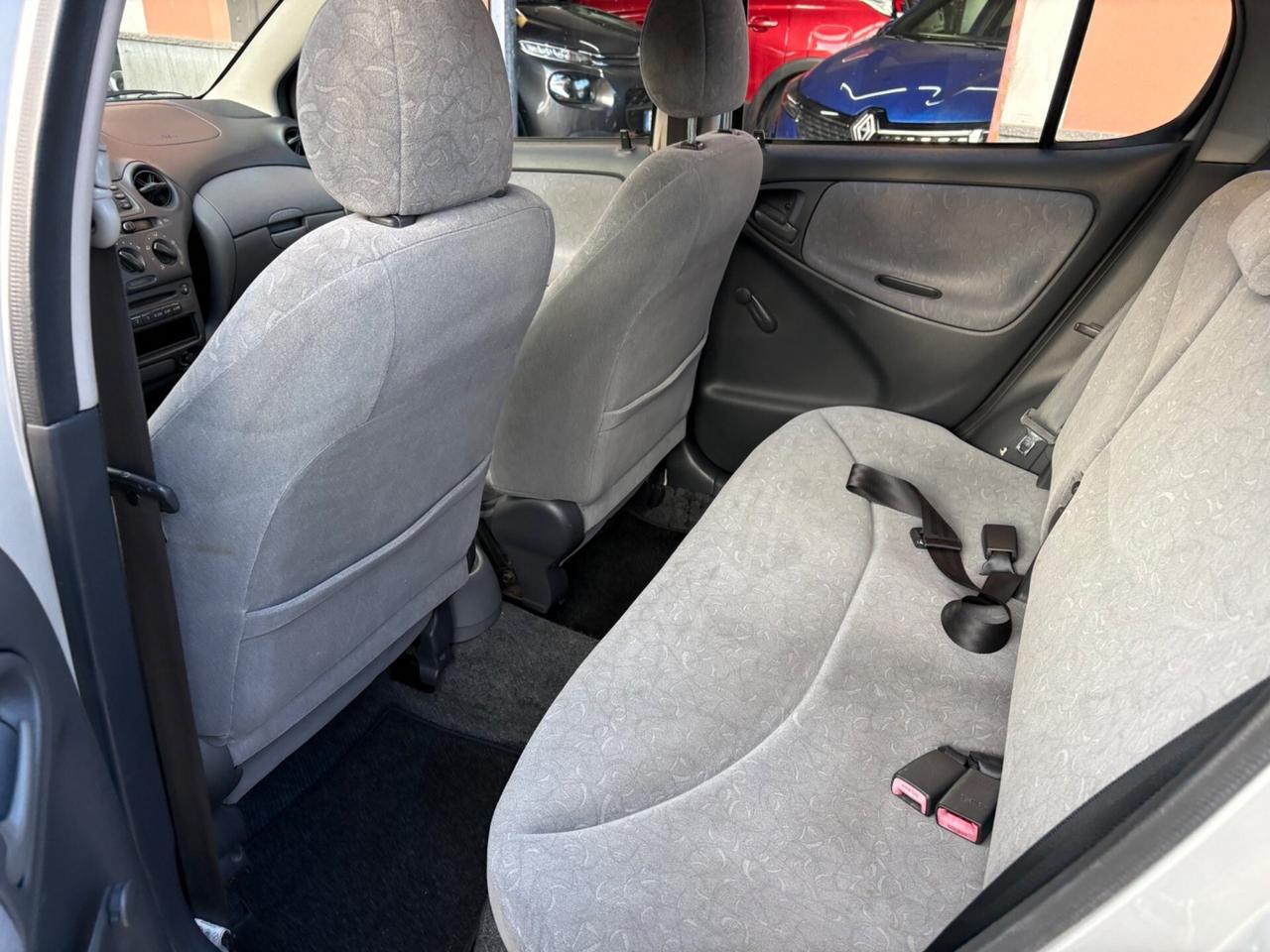 Toyota Yaris 1.0i 16V cat 5 porte Sol