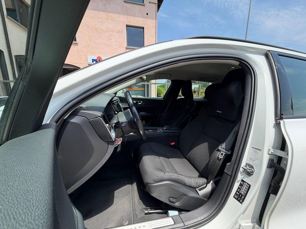 Volvo V60 2.0 b3 Momentum Business auto 8m my21
