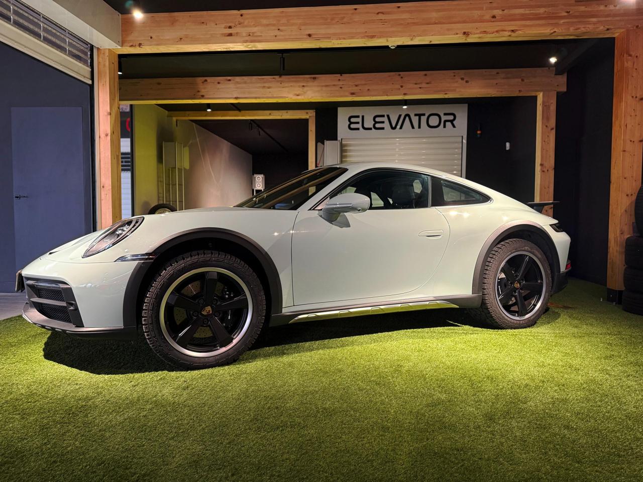 Porsche 911 Coupe 3.0 Dakar auto