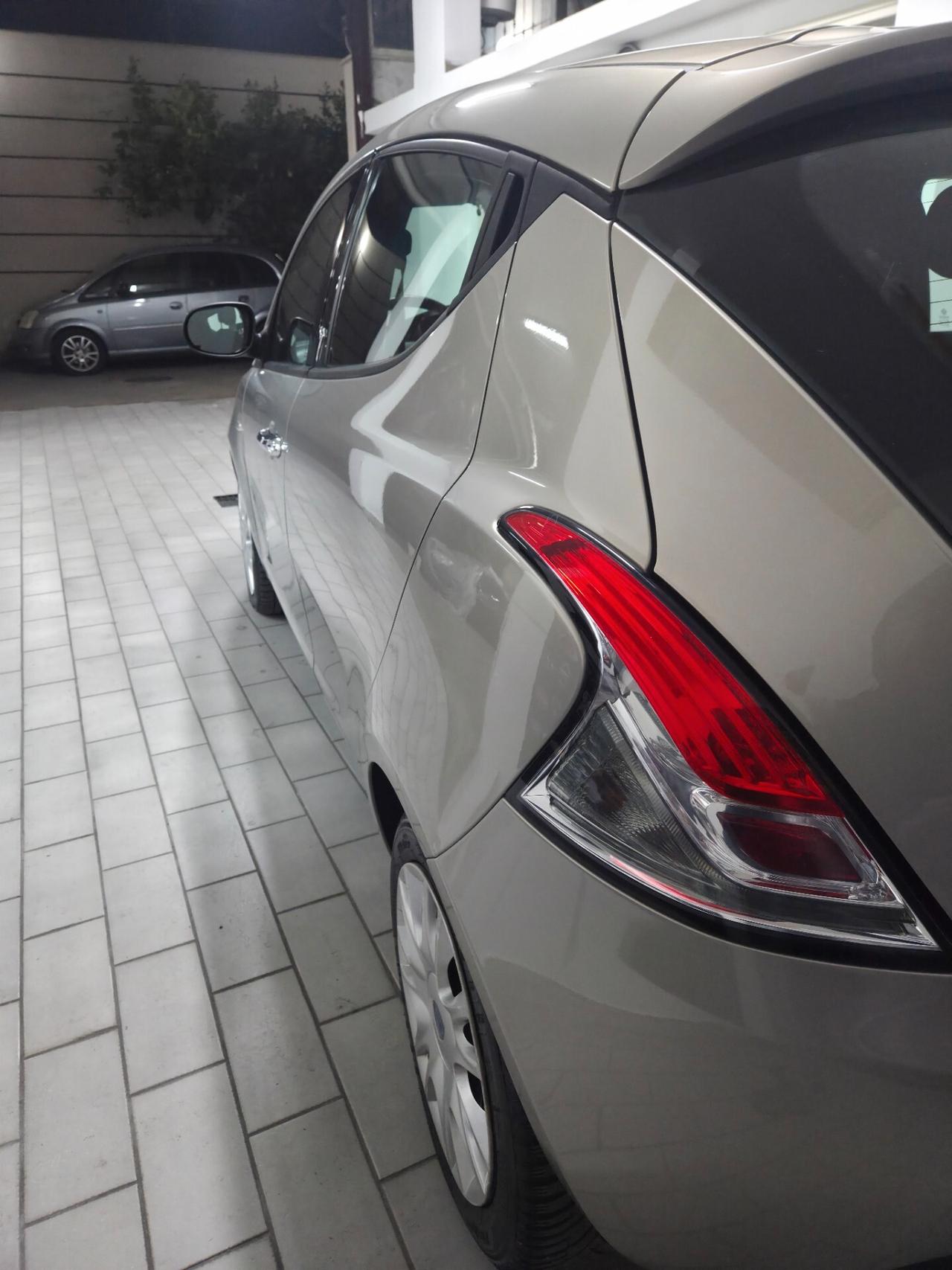 Lancia Ypsilon 0.9 TwinAir 85 CV 5 porte S&S Silver
