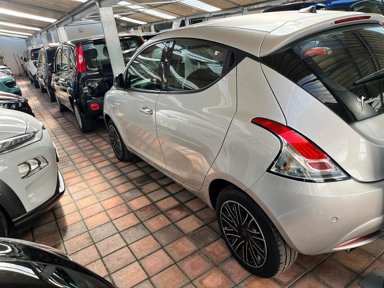 Lancia Ypsilon 1.0 FireFly 5 porte S&S Hybrid Ecochic Gold