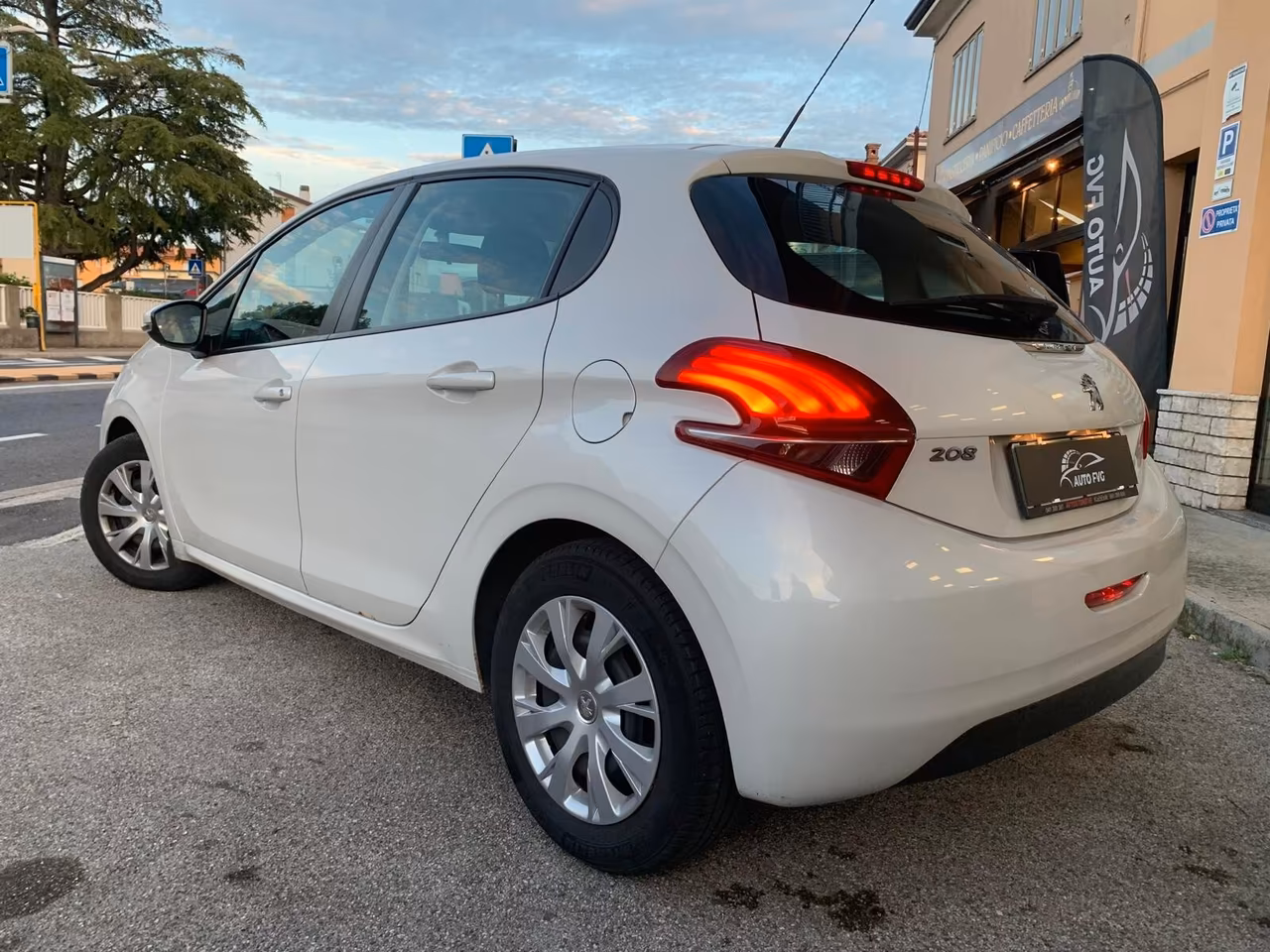 Peugeot 208 5 porte NEOPATENTATI