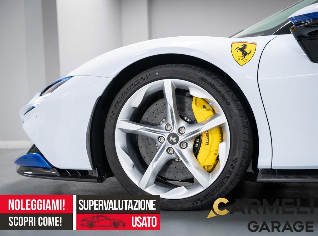 Ferrari SF90 Spider IVA ESPOSTA-TAYLOR MADE-BIANCO MOTOMI-BLU DOTTORE