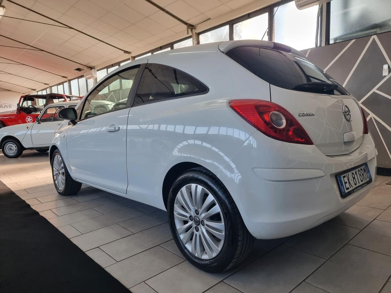 Opel Corsa 1.2 3 porte Club NEOPATENTATI
