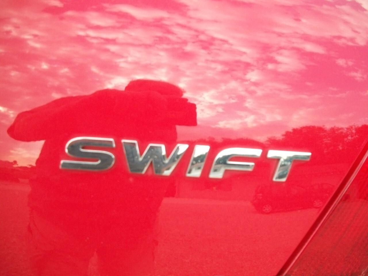 Suzuki Swift 1.3 5p. GLX KM 200.300 CC 1328 BENZINA EURO 04 REVISIONE SCADE 30/06/2026 BOLLATA 30/06/2026 SI NEOPATENTATI UNICO PROPRIETARIO GIA FATTA LA FRISIONE GOMMATA 95/100 GARANZIA UN ANNOCOME NUOVA