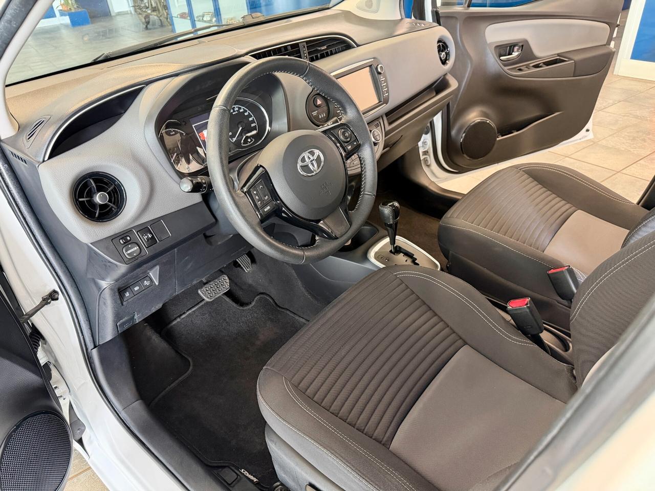Toyota Yaris 1.5 Hybrid Active-CAMBIO AUTOMATICO-NEOPATENTATI-