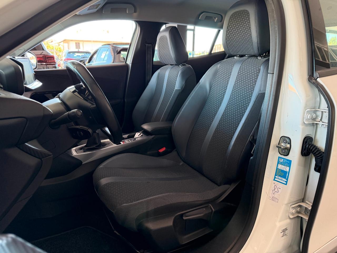 Peugeot 2008 PureTech 130 S&S Allure (96kw)
