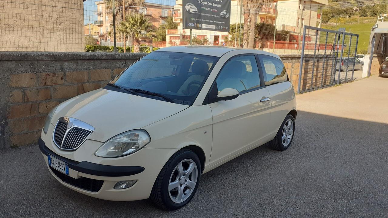 Lancia Ypsilon 1.2 16V Platino