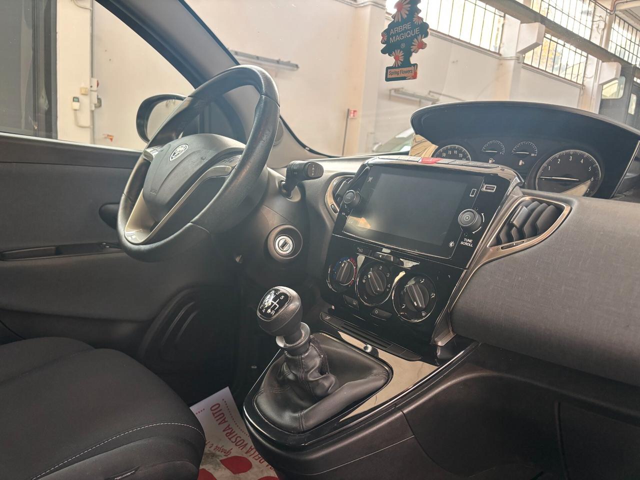 Lancia Ypsilon 1.0 FireFly 5 porte S&S Hybrid Gold