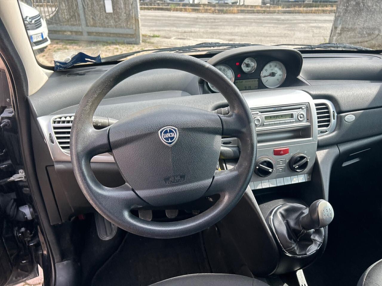 Lancia Ypsilon 1.3 MJT 75 CV Versus