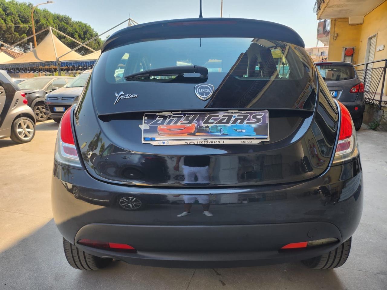 Lancia Ypsilon 0.9 TwinAir 85 CV 5 porte Metano Ecochic Silver