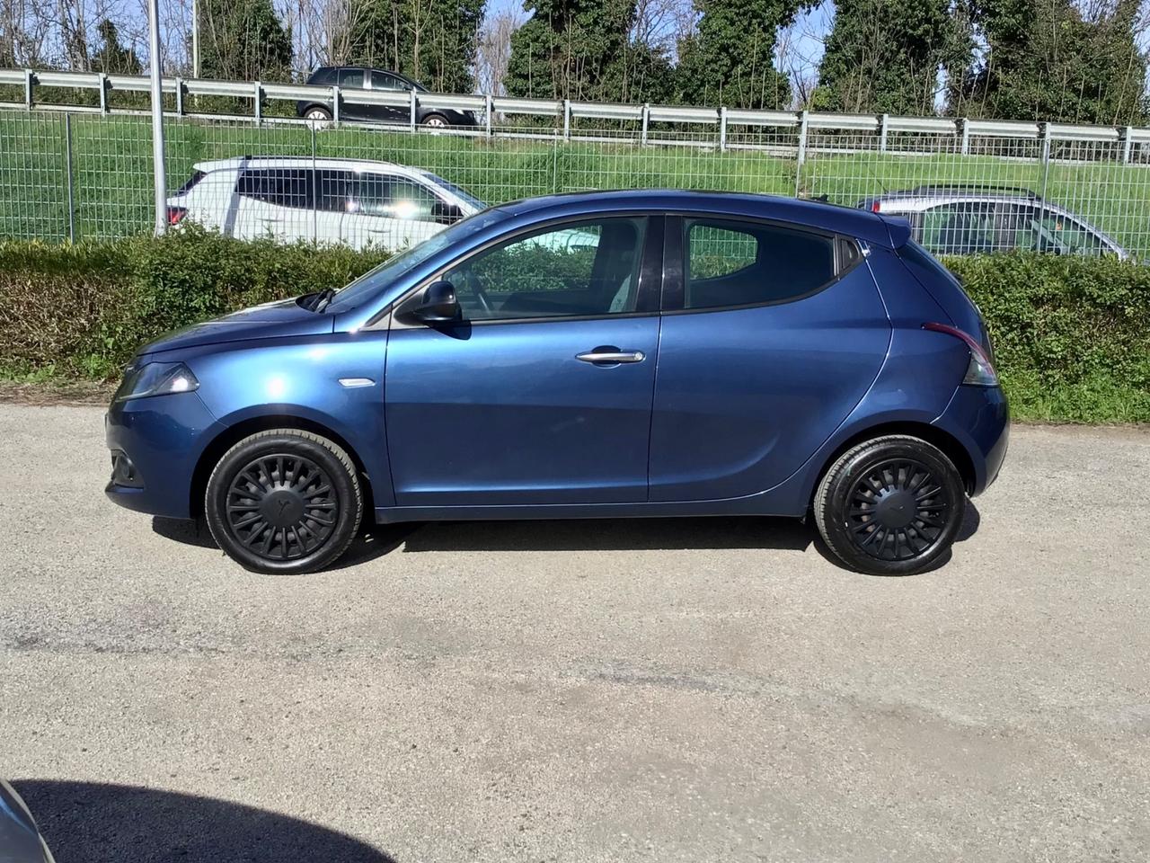 Lancia Ypsilon 1.0 70Cv FireFly 5 porte Hybrid Silver