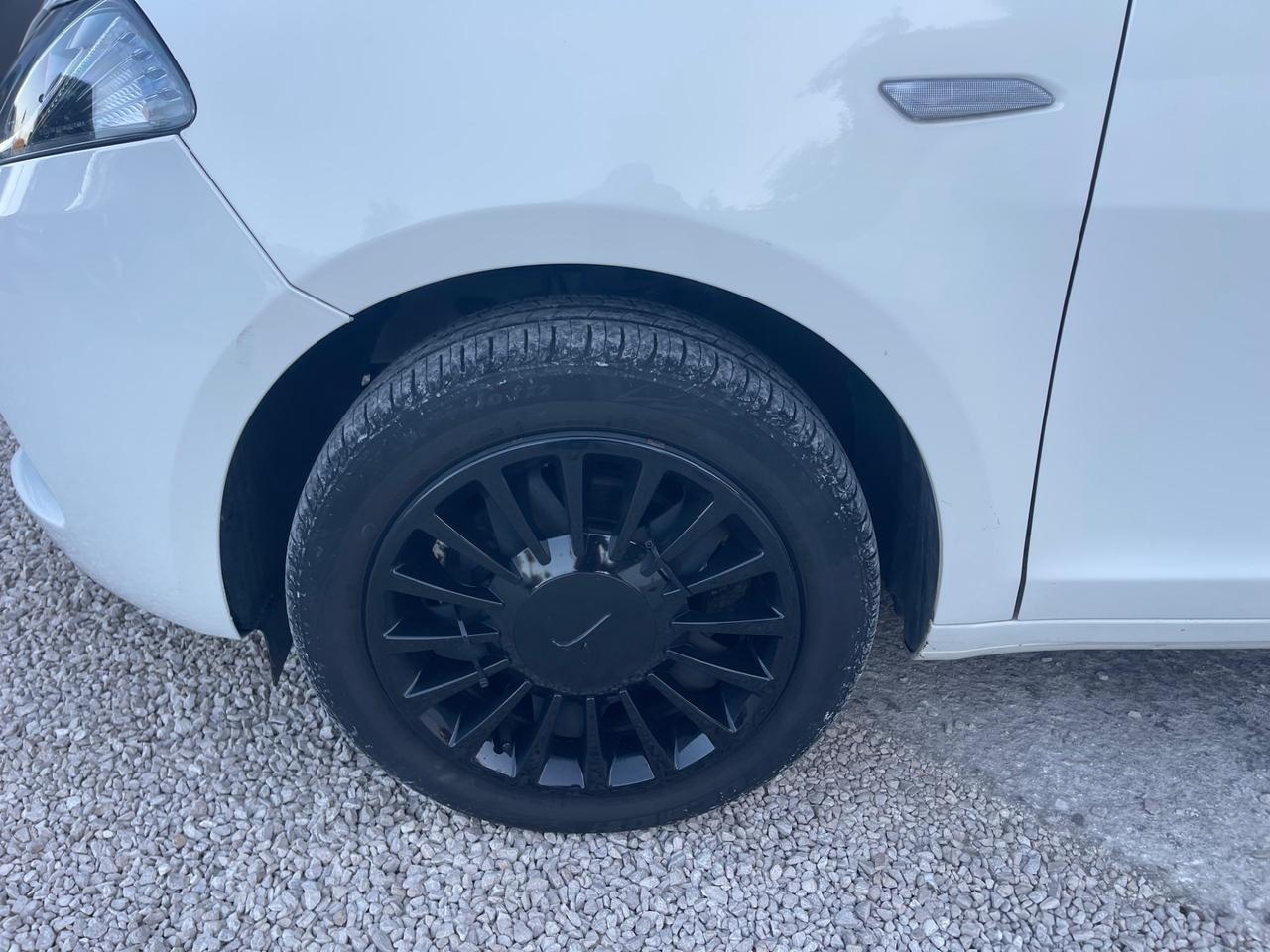 Lancia Ypsilon Gold Hybrid 1.0 FireFly 70cv