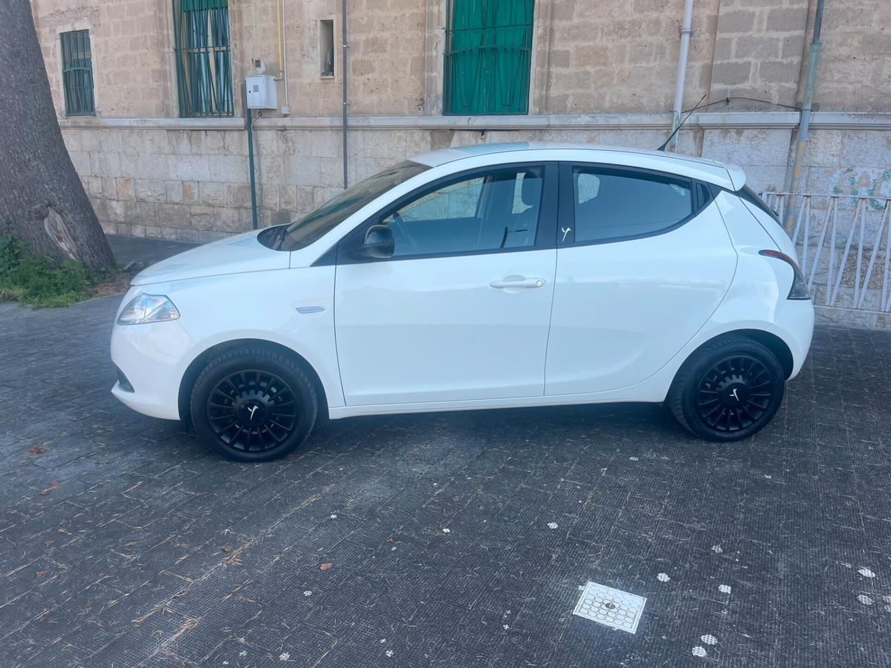Lancia Ypsilon 1.2 69 CV 5 porte X NeoPatentati