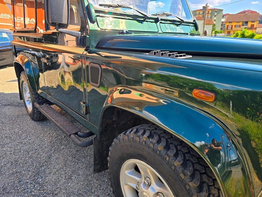Land Rover Defender 90 TD5 RESTAURATA!