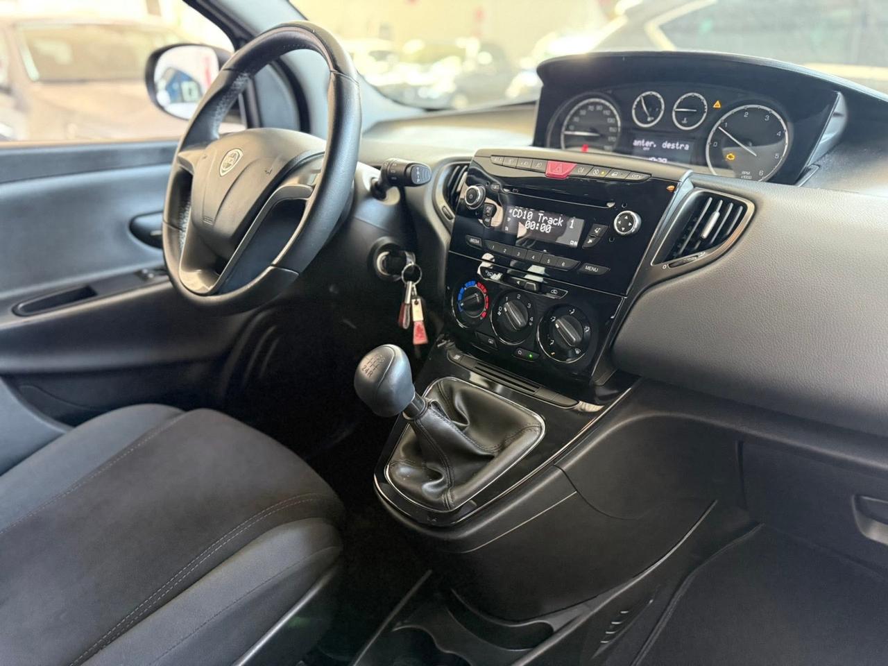 Lancia Ypsilon 1.3 MJT 16V 95 CV 5 OK NEOPATENTATI