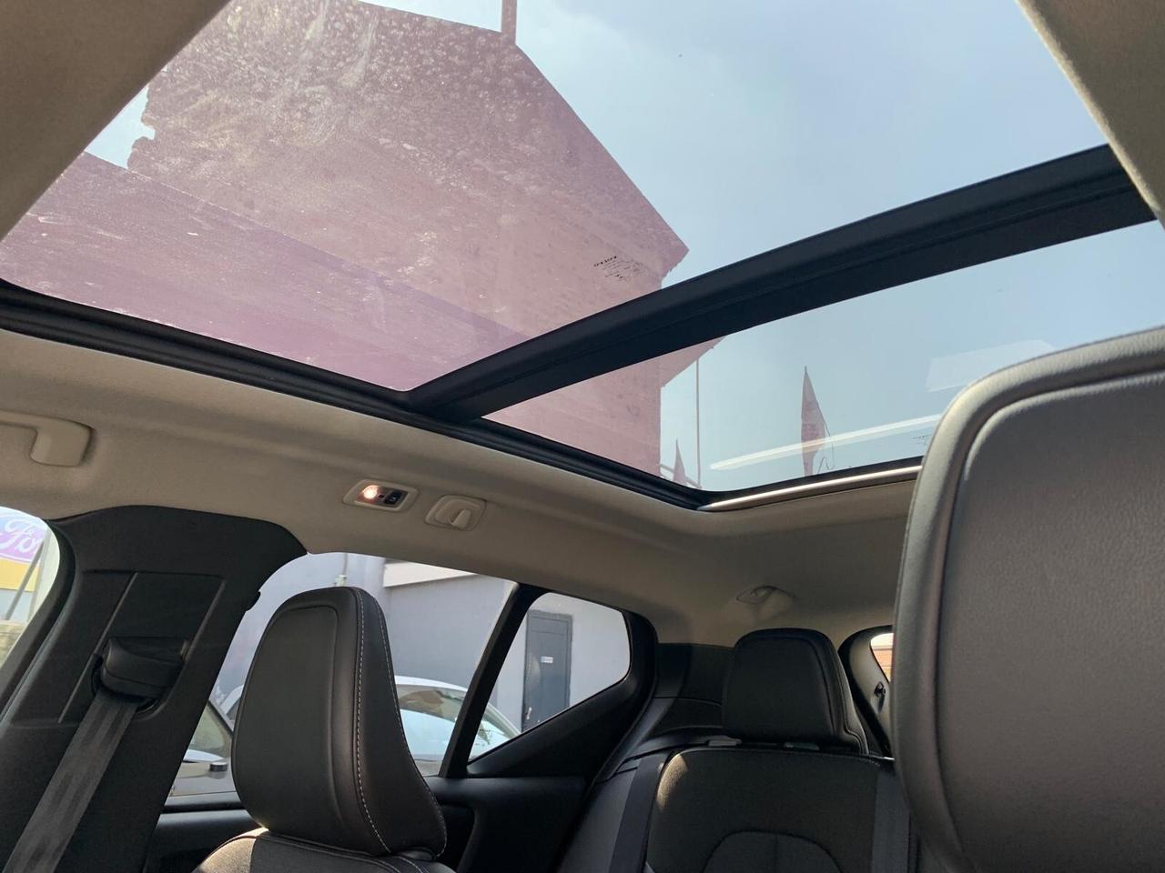 Volvo XC40 2.0 d3 Momentum Navi/Kamera/Tetto/Park/Pelle