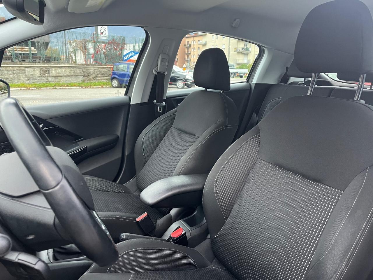 PEUGEOT 208 NEOPATENTATI