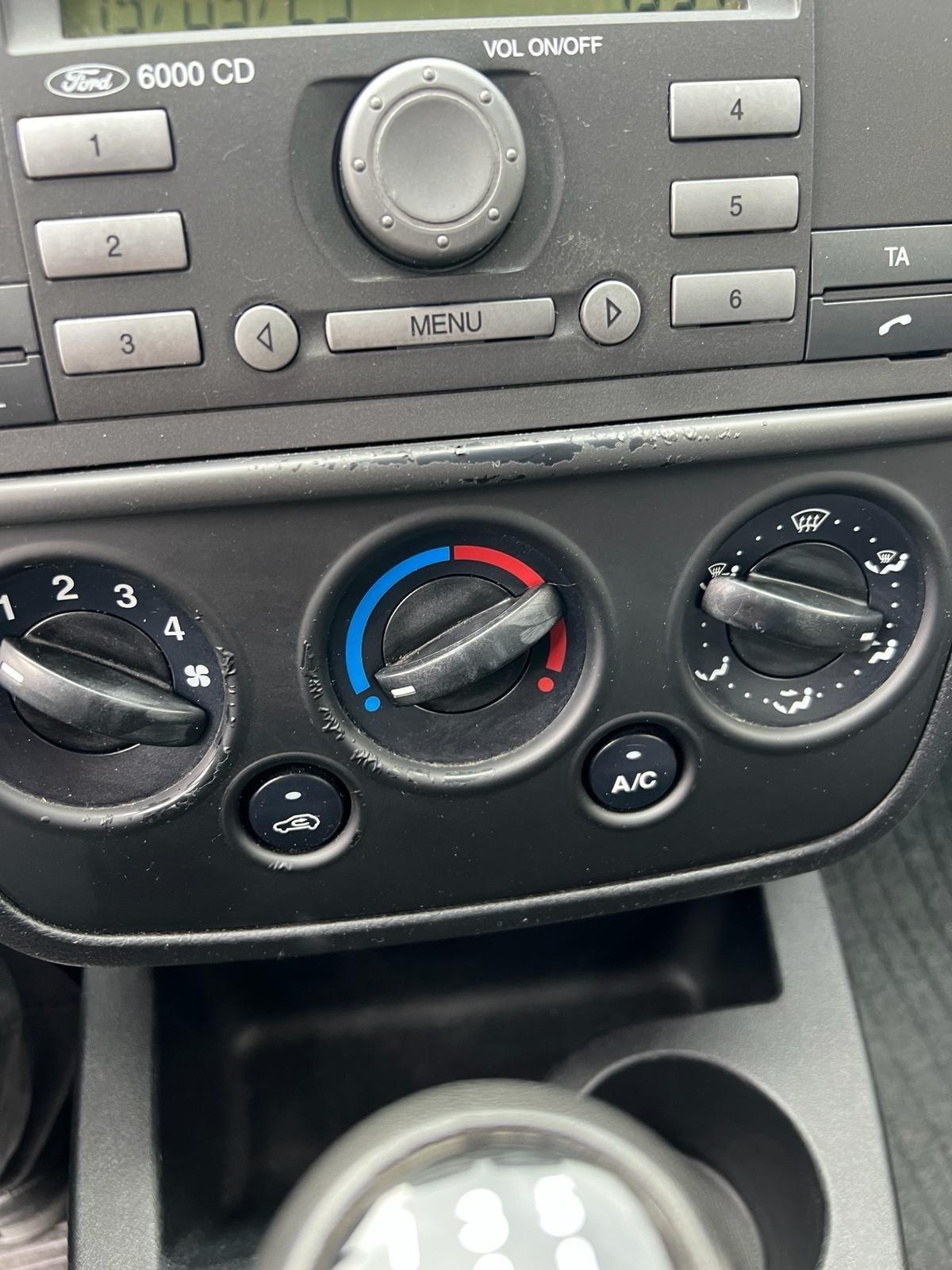 Ford Fiesta 1.2 16V 5p. Ghia x Neopatentati