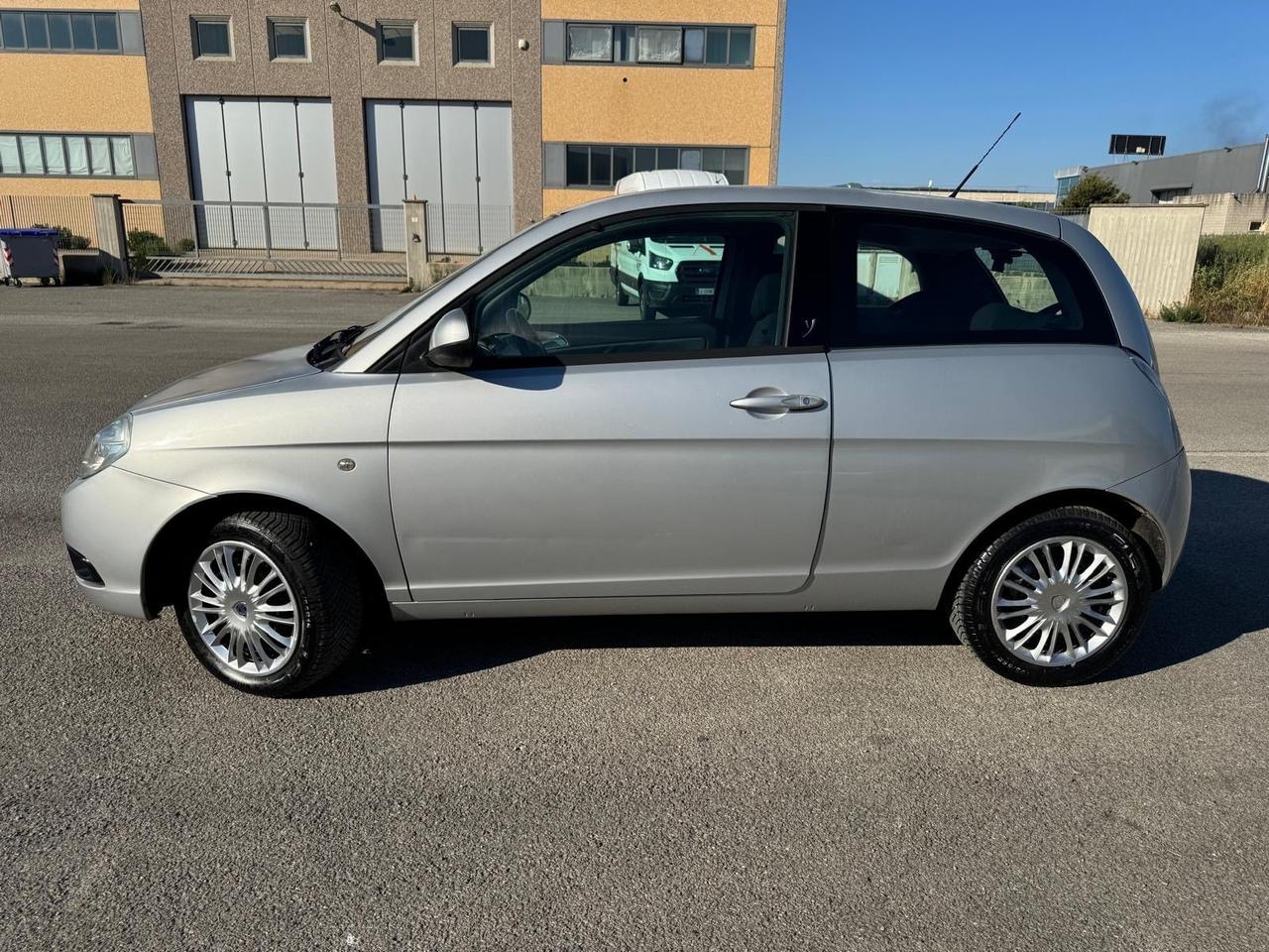Lancia Ypsilon 1.2 benzina Versus. km 122.000