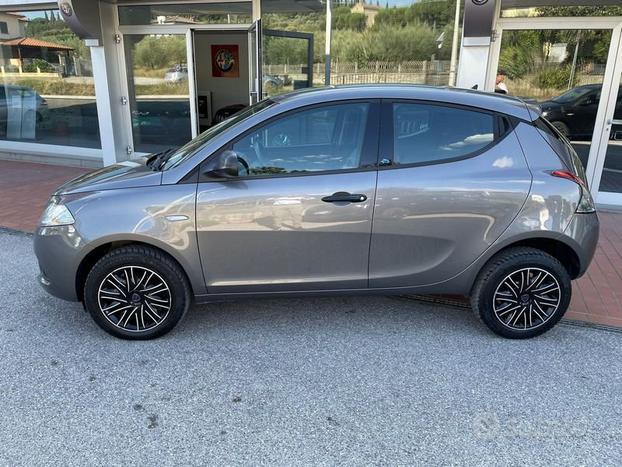 Lancia Ypsilon 0.9 TwinAir 85 CV 5 porte Meta...