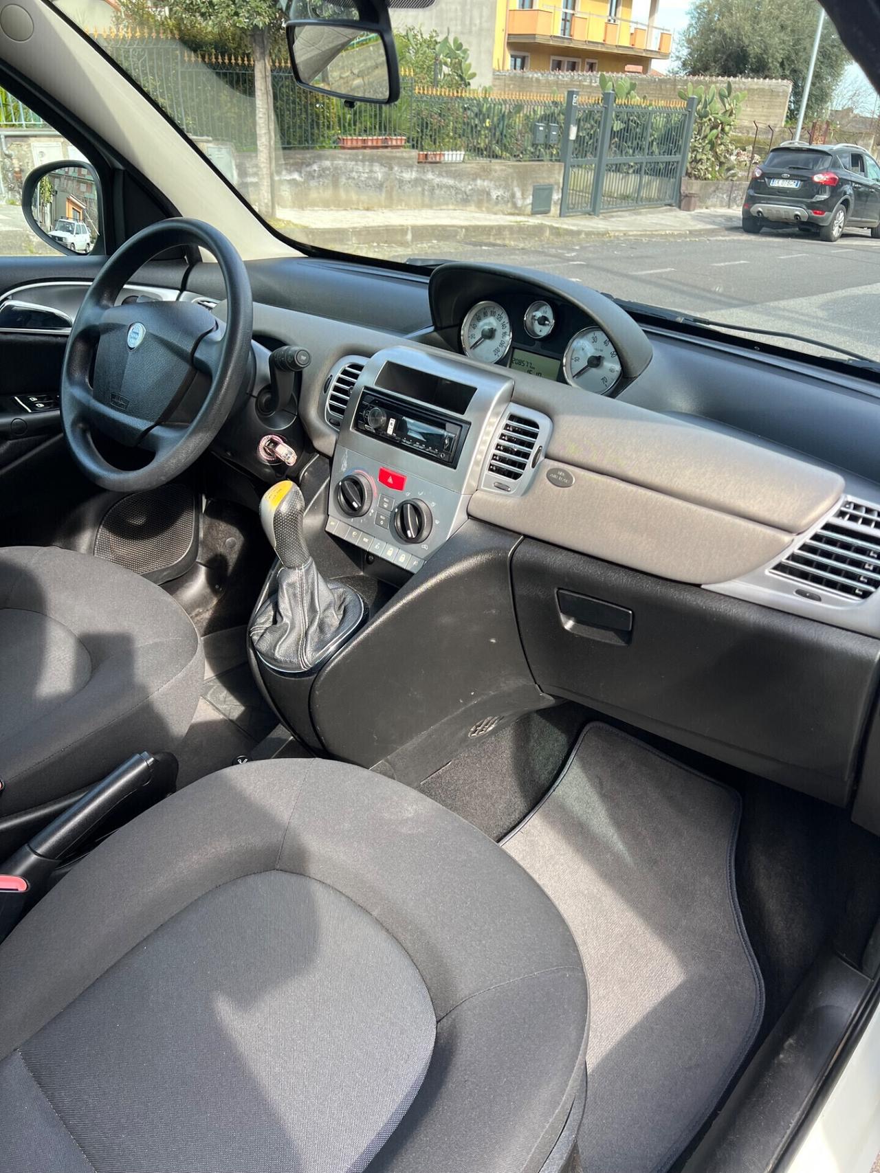 Lancia Ypsilon 1.3 MJT 75 CV Unyca