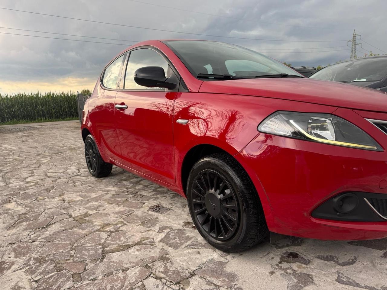 Lancia Ypsilon 1.0 FireFly 5 porte S&S Hybrid Ecochic Gold neopatentati