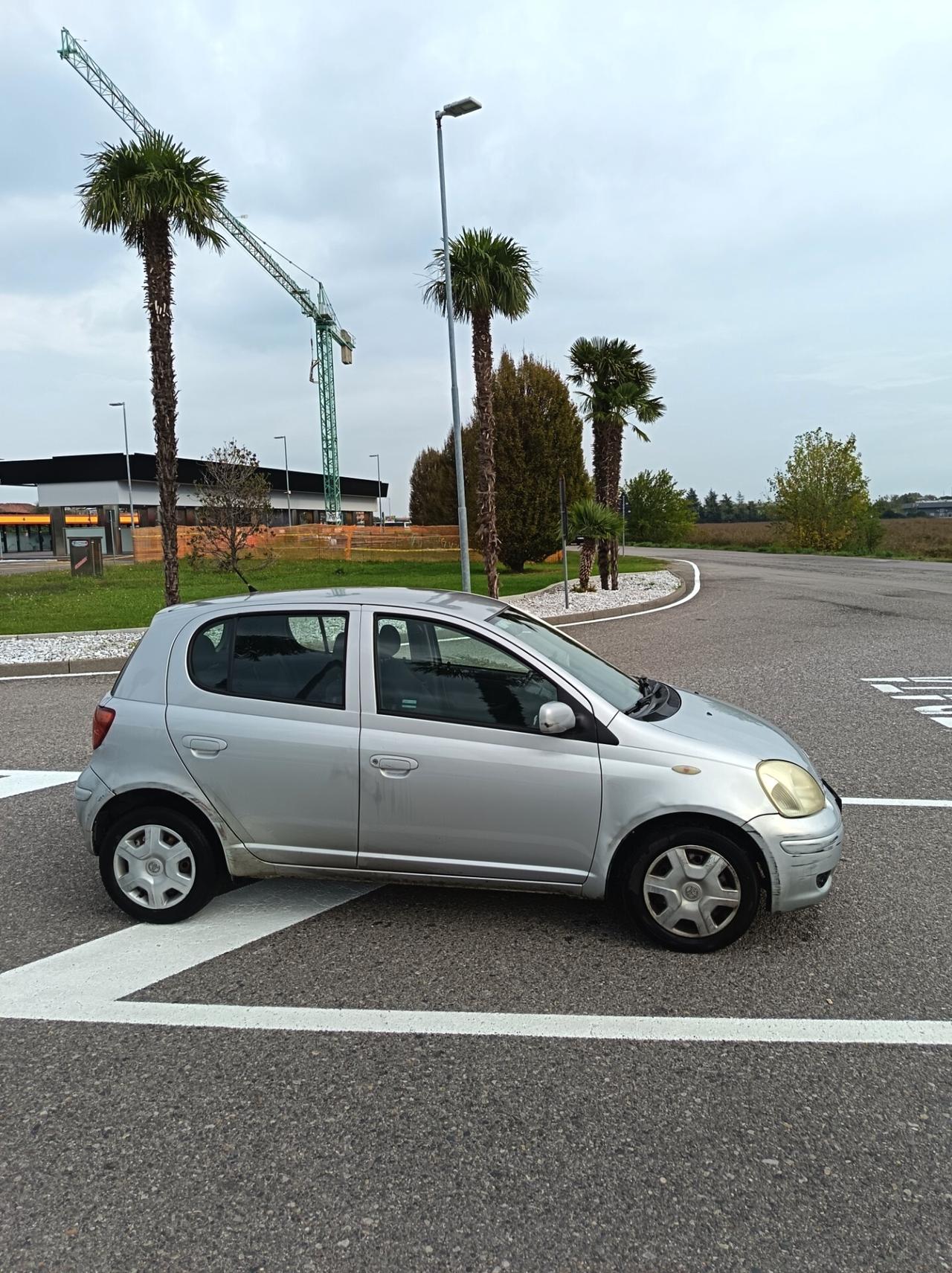 Toyota Yaris 1.3i 16V cat 5 porte Sol