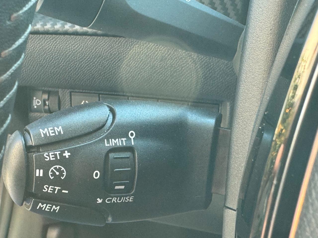 Peugeot 208 Peugeut 5 porte allure